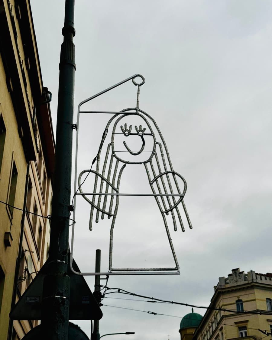 Dzieci zaprojektowały świąteczne iluminacje w&nbsp;Pradze.